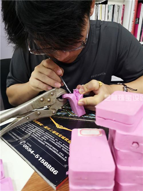 学员操作练习 开胶模在首饰工厂中是一项要求很高的技术,因为开胶模的